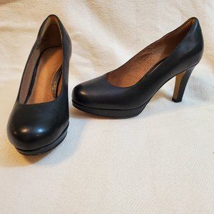Clarks Artisan black leather pumps heels Sz 5 35